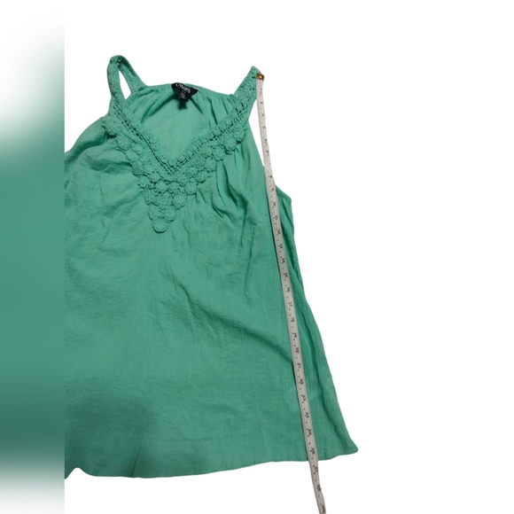2/$10 Chaps pretty green and crocheted lace flowy tank top Size L - Picture 3 of 7